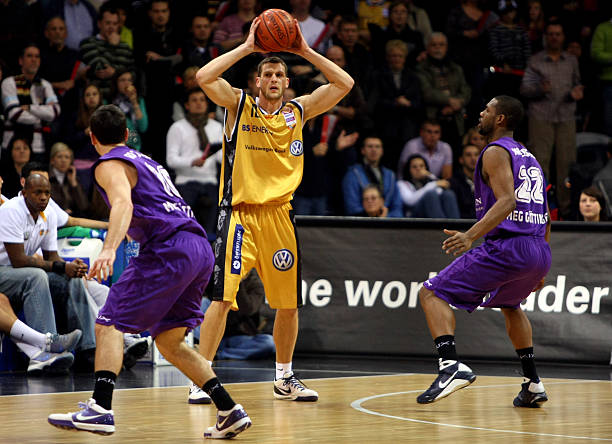 也突显了他 也突显了他